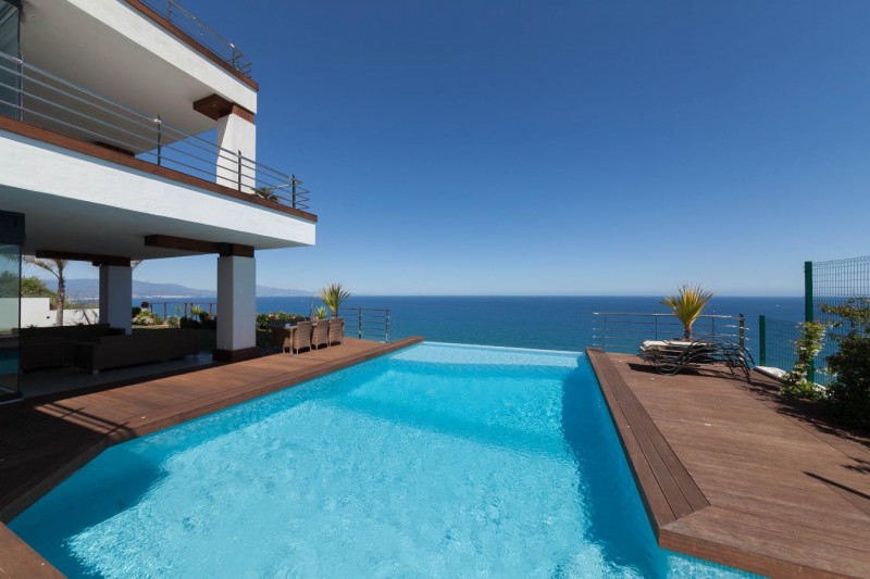 Moderne villa met panoramisch zeezicht dichtbij Sotogrande